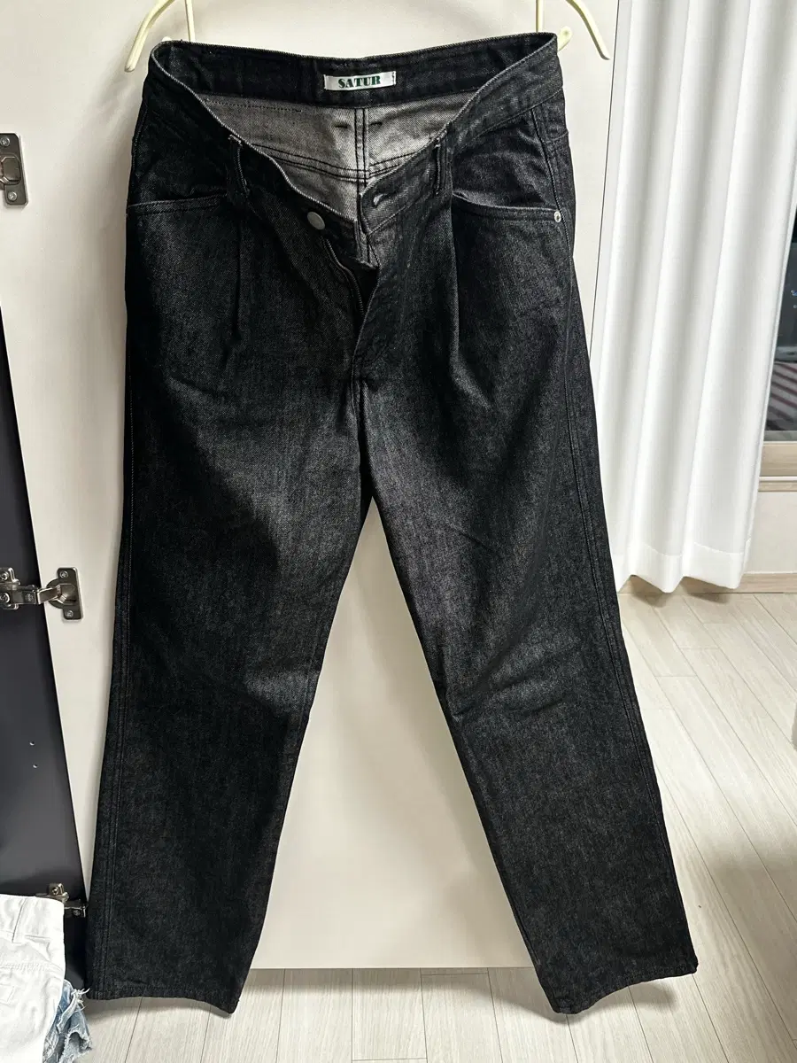 SATUR 카이엔 원 턱 테일러드 벨티드 데님 블랙