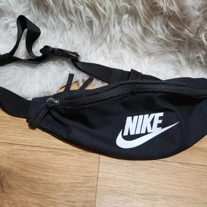 NIKE 나이키헤리티지웨이스트백가방입니다