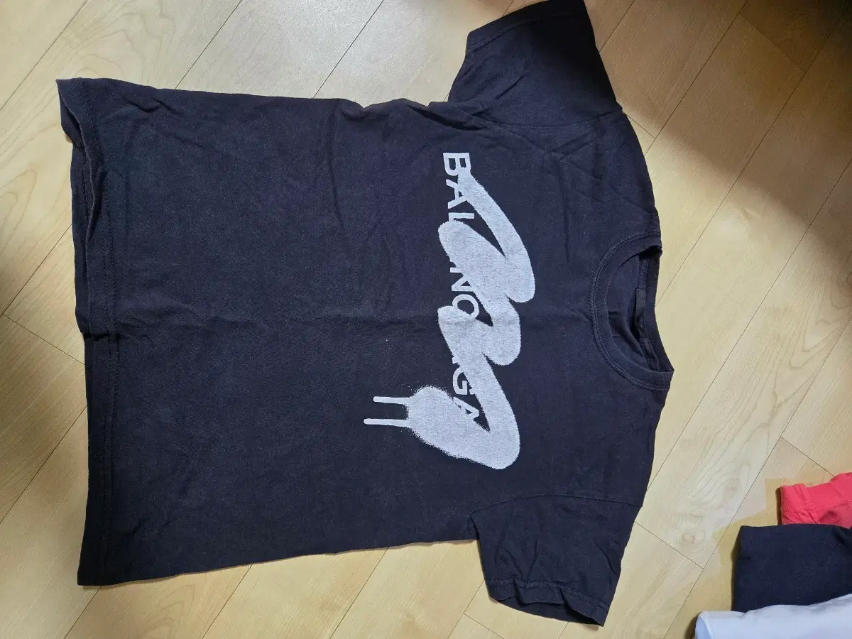 블랙스코어 발렌시아가 로고 반팔 티셔츠 블랙