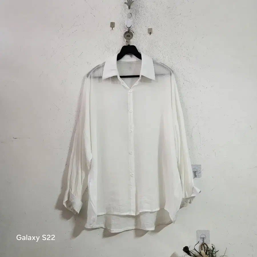 화이트 오버핏 셔츠