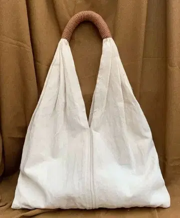 내추럴 소재 핸들 숄더백 화이트