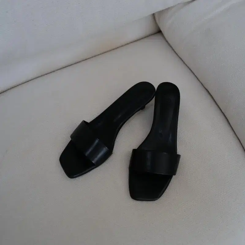 그레이멘션 소가죽 뮬 샌들