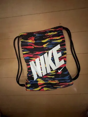 NIKE 냅색 멀티 컬러 카모 패턴
