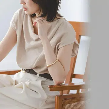 [세탁 가능] 퍼지 린넨 턱 숄더 블라우스 베이지
