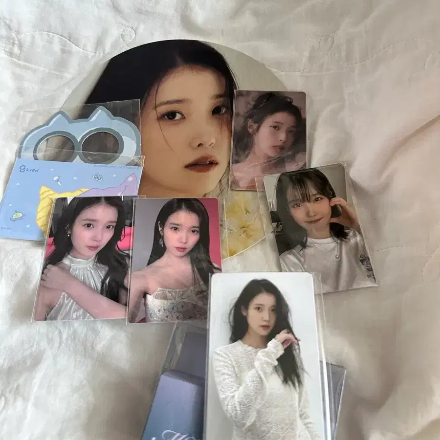 아이유 전시회포카 판매합니다.