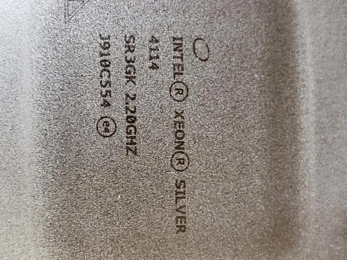 인텔 제온 실버 4114 CPU 판매해요2.20GHz 클럭으로 문서, 영상 작업 등 다양한 작업에 활용하기 좋아요박스 구성품 그대로 있어요새 제품 가격보다 훨씬 저렴하게 가져