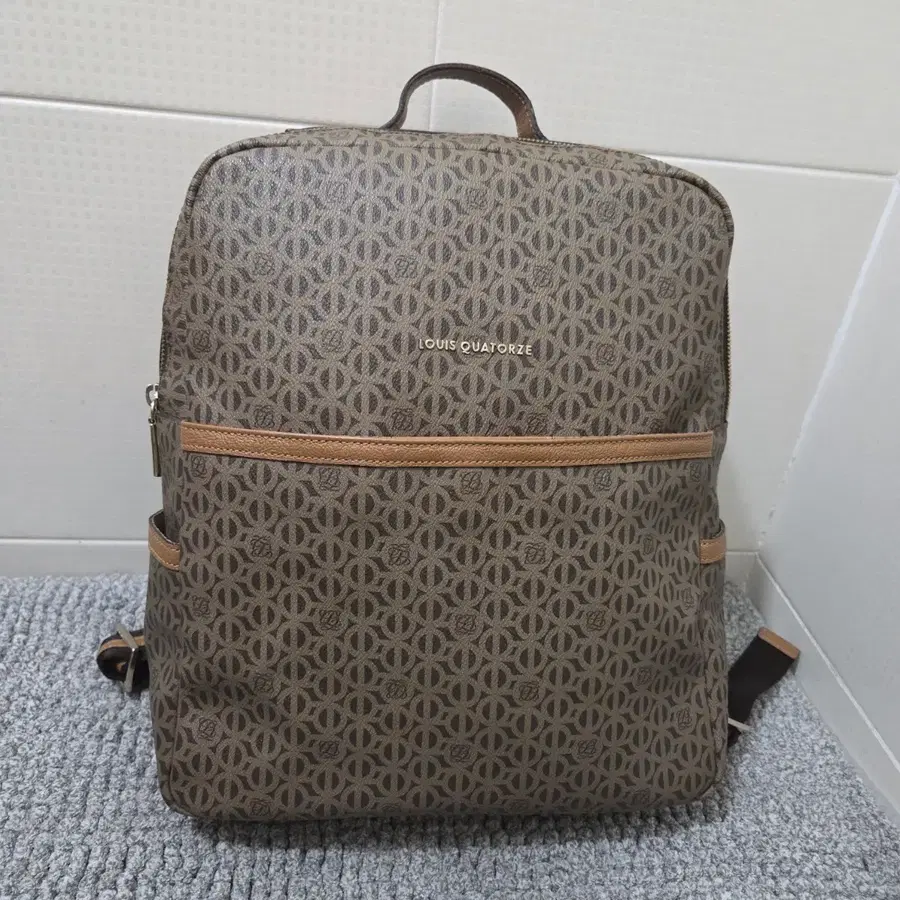 루이까또즈 깨끗한 백팩