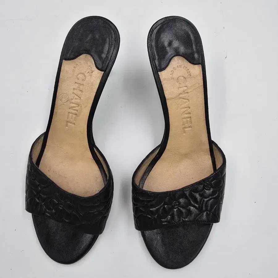 정품 샤넬 블랙 플라워 샌들 35.5(230)