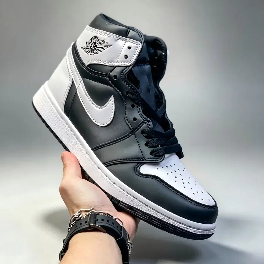 신상 운동화나이키 NIKE 조던 1 레트로 하이 OG 블랙 화이트 스니커즈 다양한 사이즈 준비 완료
