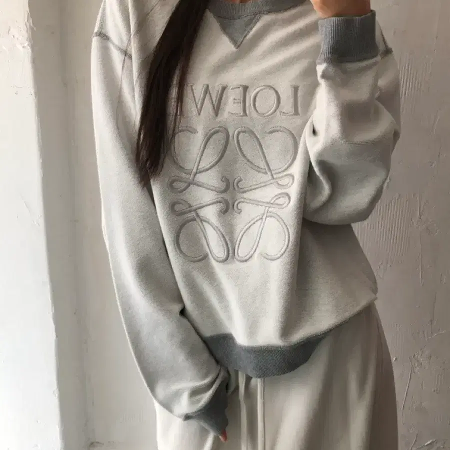 LOEWE 로에베 아나그램 그레이 로고 맨투맨