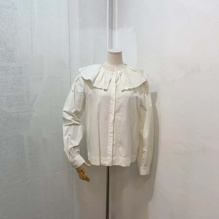 브렌다브렌든 프릴카라 화이트 긴팔블라우스 긴팔셔츠 5073