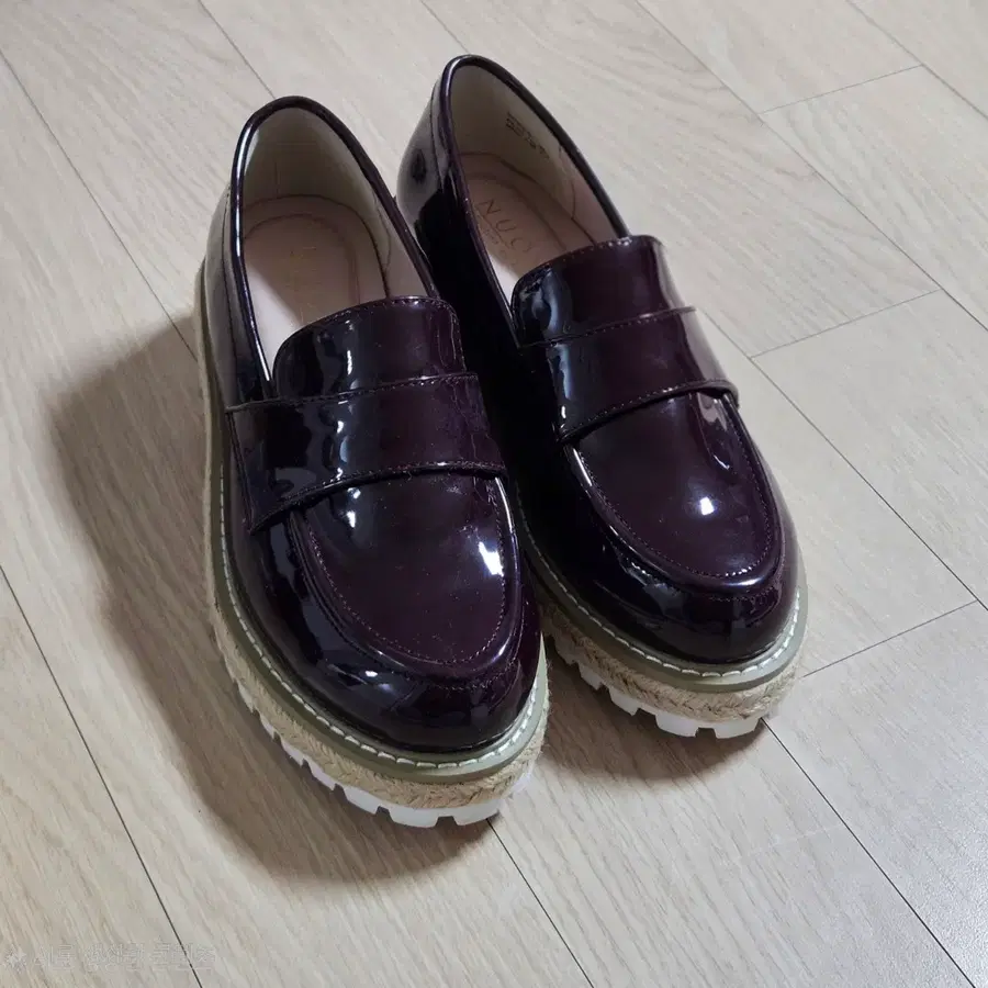 (새상품) 버건디 여성로퍼 220