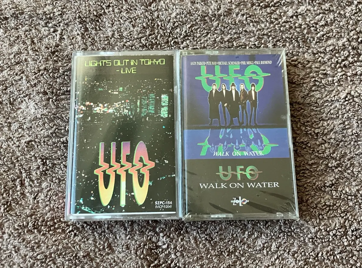 영국의 브리티시 하드락 밴드 UFO 유에프오 Lights Out In Tokyo - Live 개봉 + Walk on Water 미개봉 국내 라이센스 카세트테이프 (일괄판매)