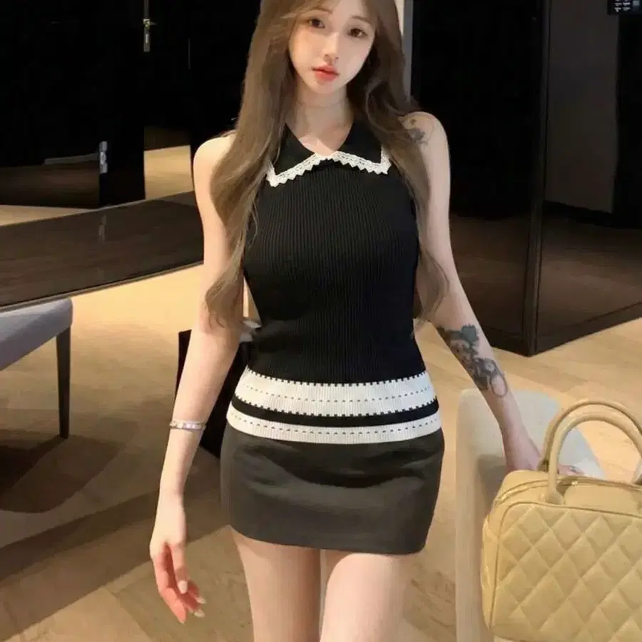 블랙 니트 카라 레이스 민소매 나시