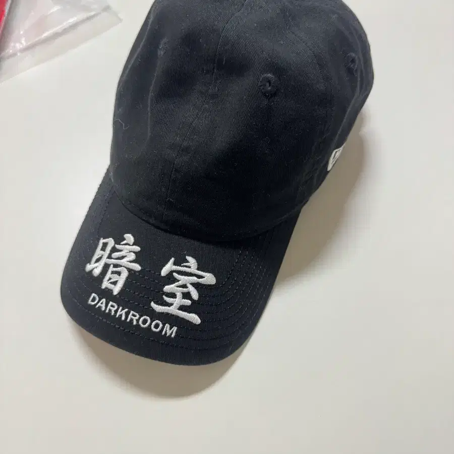 다크룸 스튜디오 실버 로고 캡