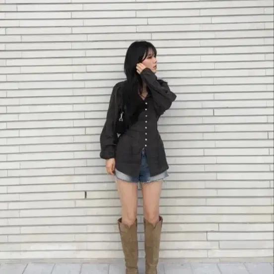 아워캐비넷 허니 스트랩 블라우스