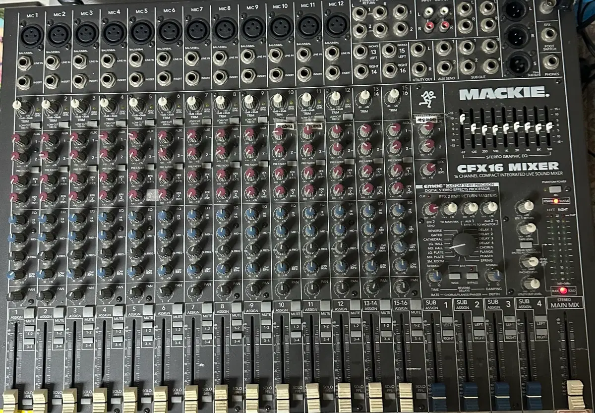 Mackie CFX16 믹서