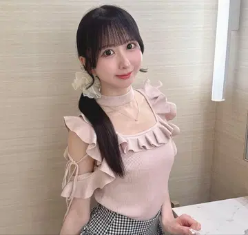 INGNI [WEB 한정판] 초커 포함 어깨 트임 프릴 니트 핑크