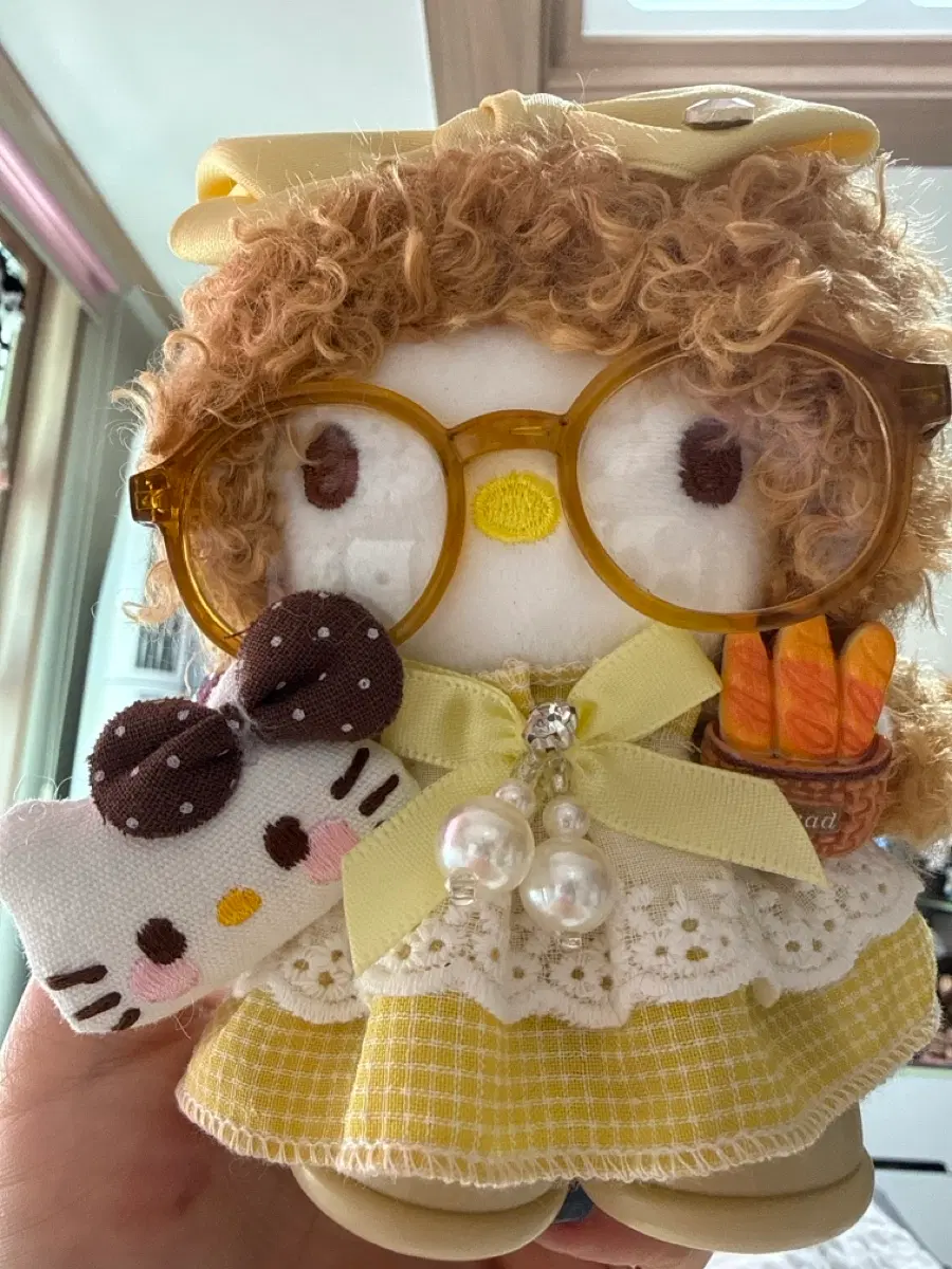 숏다리 뽀글이키티체크 리본 머리인형