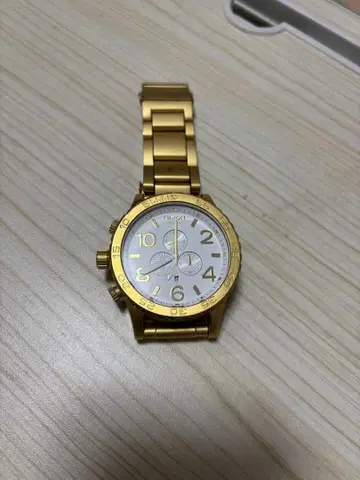 NIXON 골드 컬러 크로노그래프 손목시계