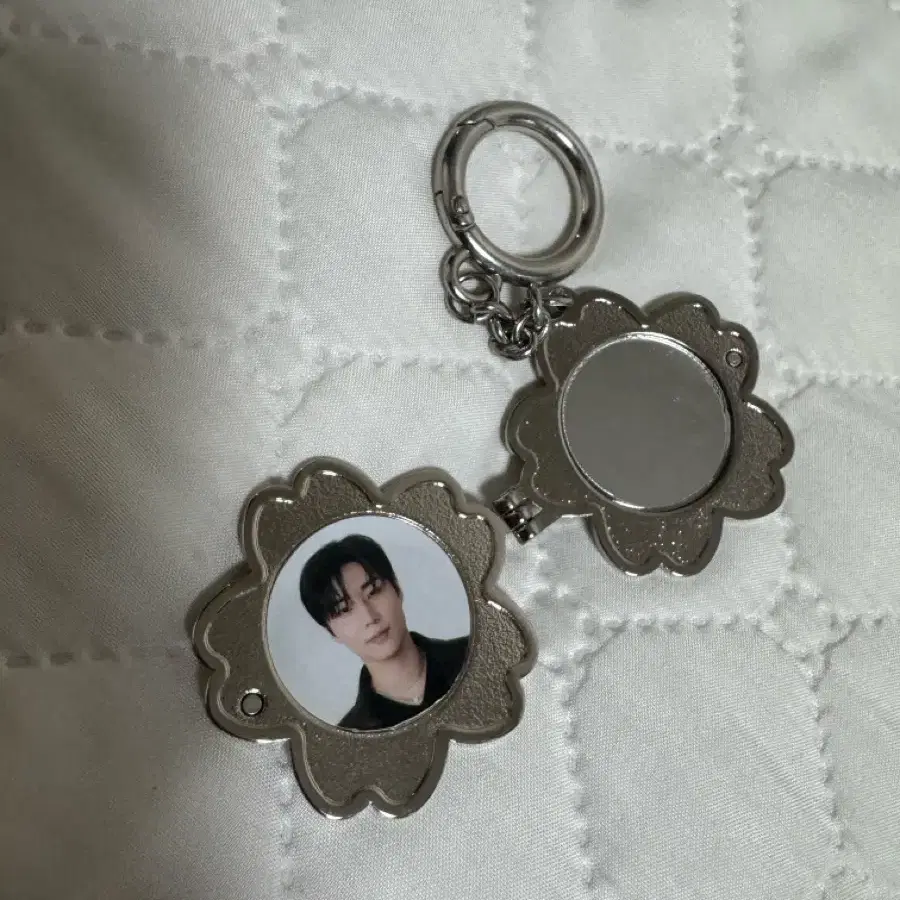 영케이 로켓 팬던트 판매