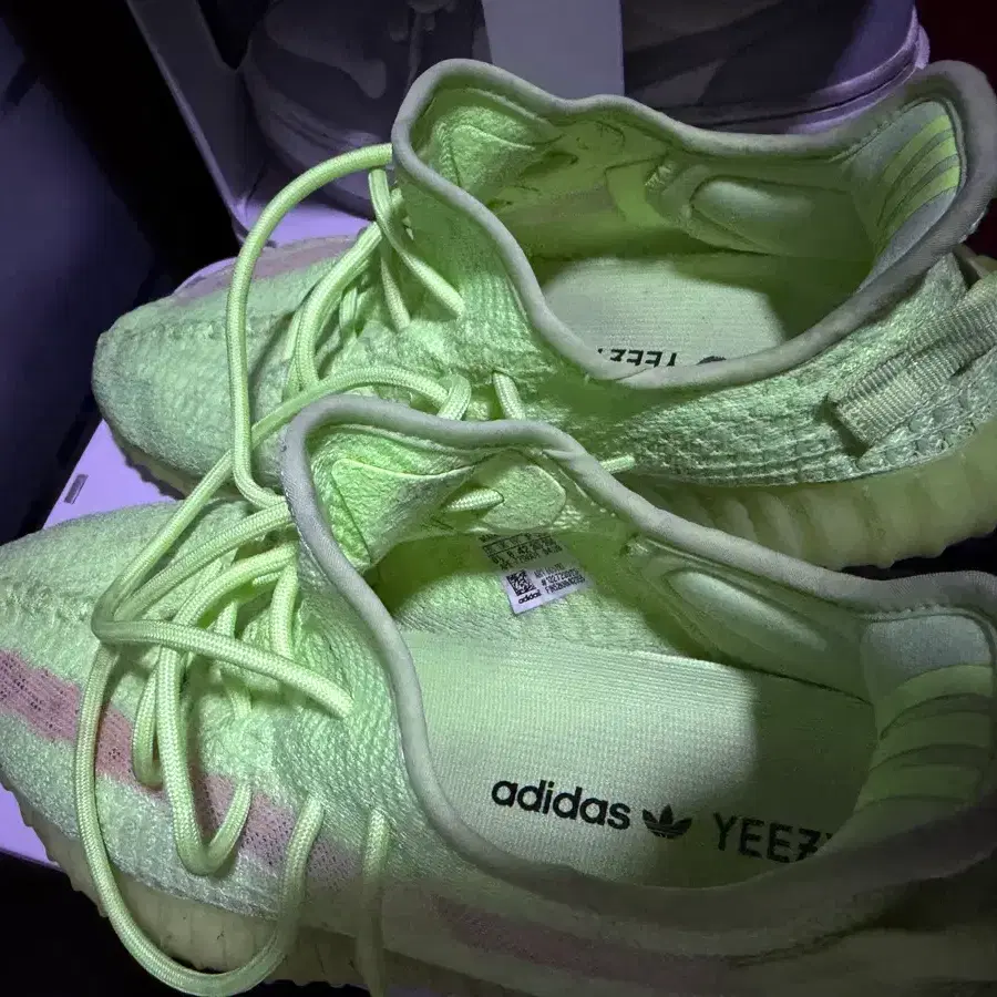 아디다스 이지 부스트 350 V2 글로우