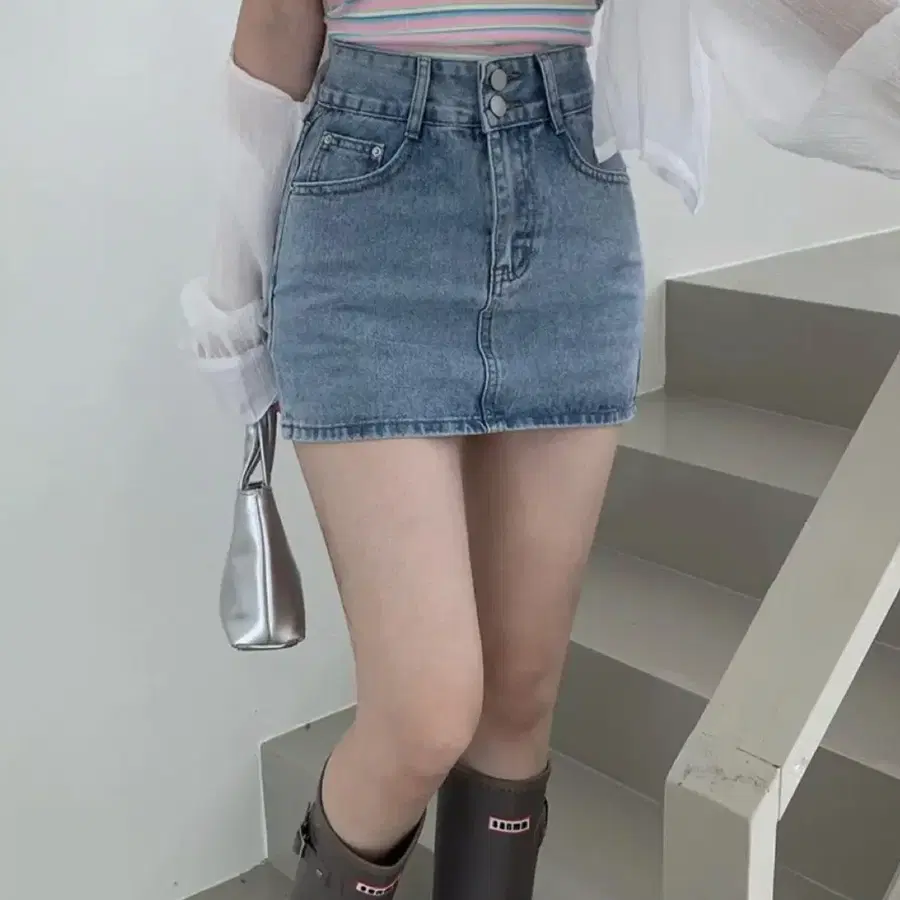 (새상품)투버튼 뒷포켓 하트 프린팅 데님 미니 스커트