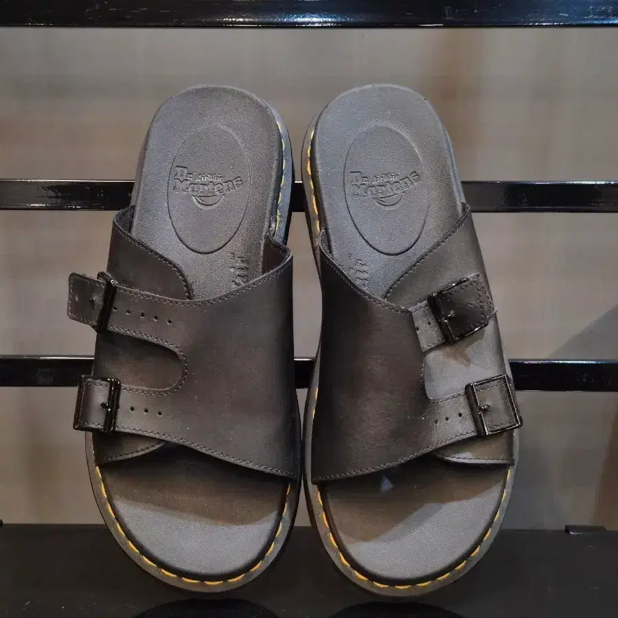 [285] 닥터마틴 Dr.Martens DAX 레더 더블스트랩 슬라이드 샌들 블랙 6.5