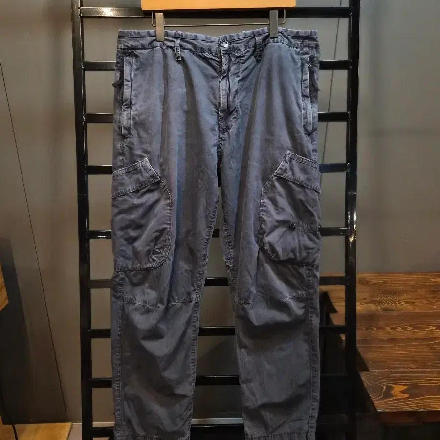 [33] 스톤아일랜드 STONE ISLAND 가먼트다이 카고 팬츠 차콜그레이 17.9