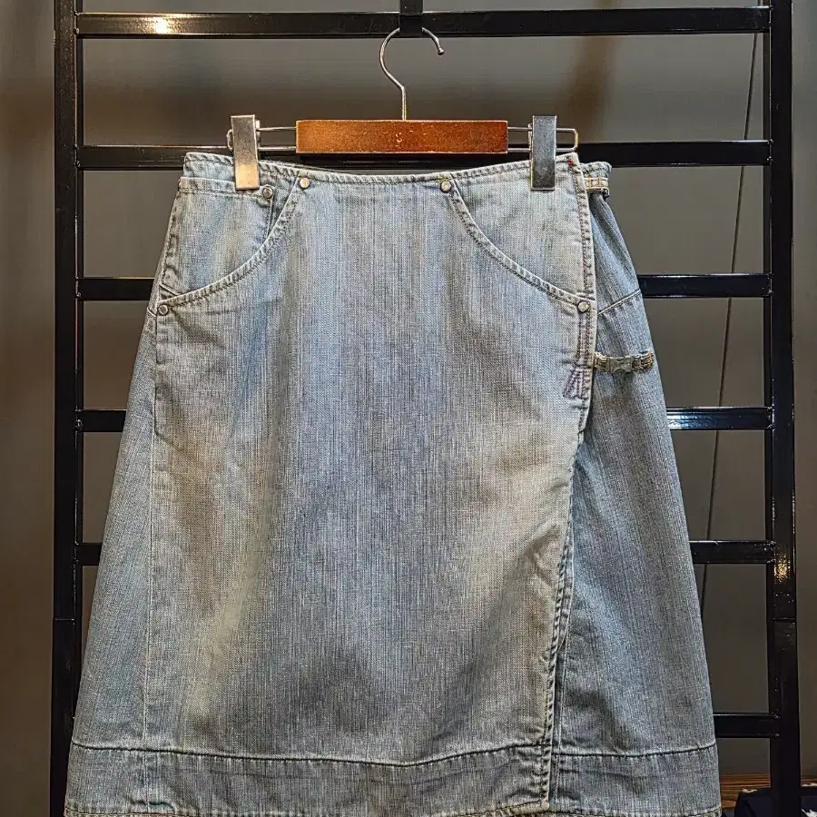[26-27] 리바이스 LEVI'S 엔지니어드 진 데님 A라인 미디 스커트 연청 4.9