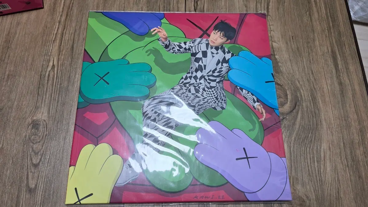 제이홉  KAWS 콜라보 LP