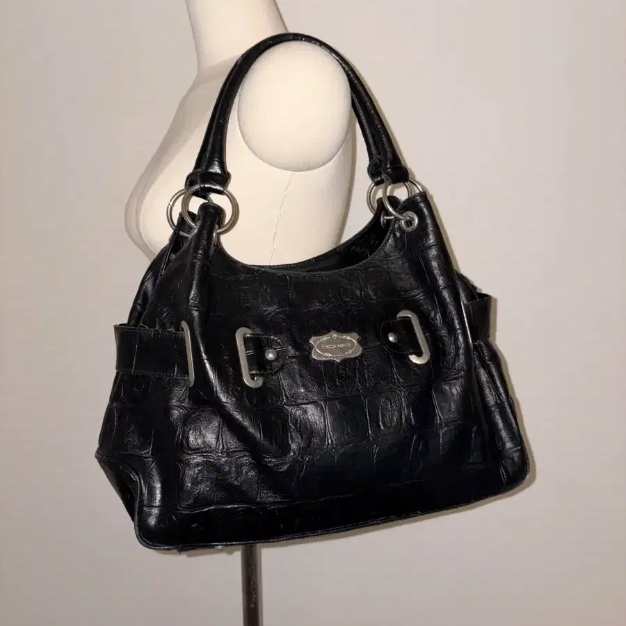 Vincis Bench shoulder bag