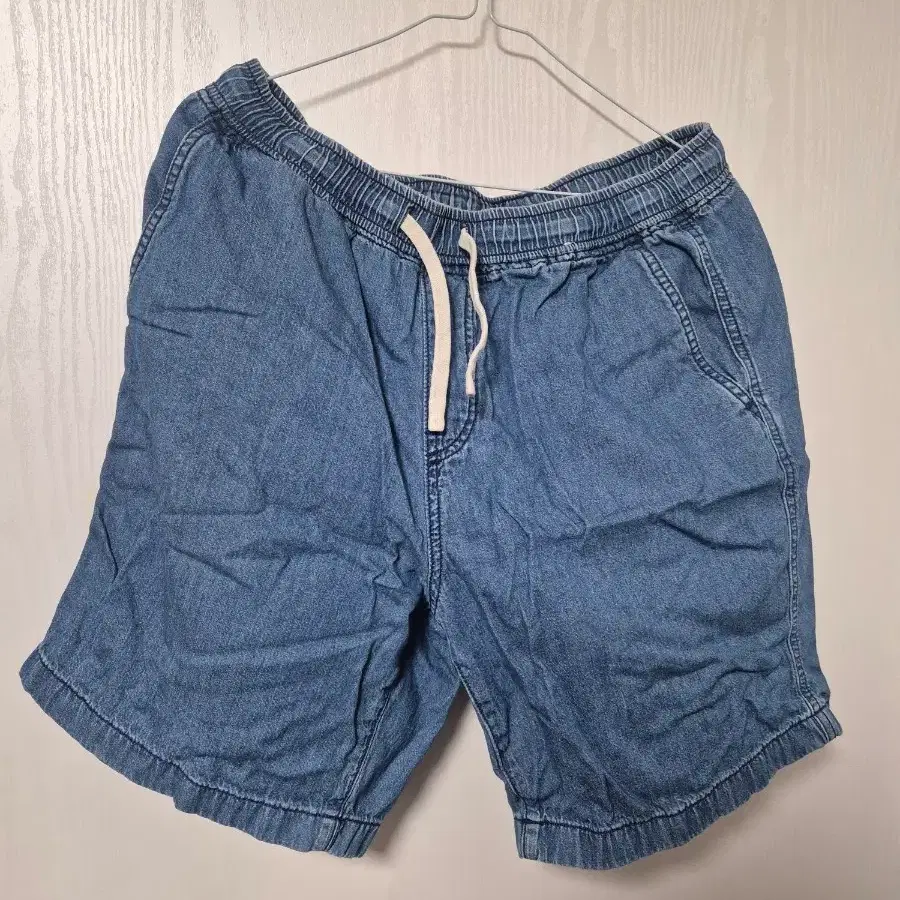 청색 데님 밴딩 반바지