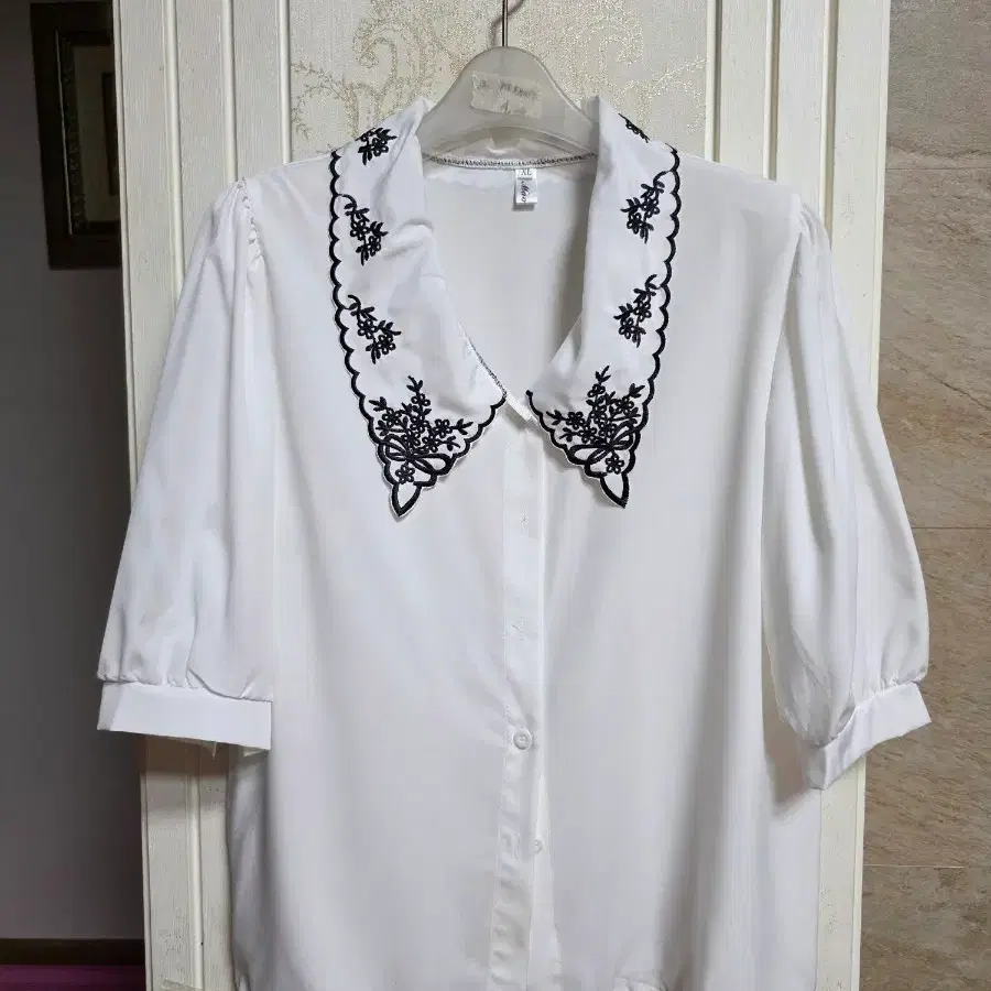 0817) 화이트 자수 블라우스