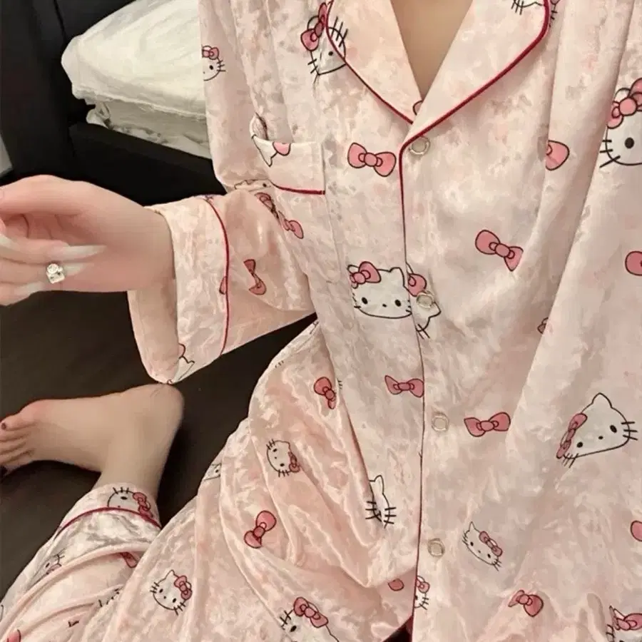 새상품)헬로키티 벨벳 긴팔 파자마 세트