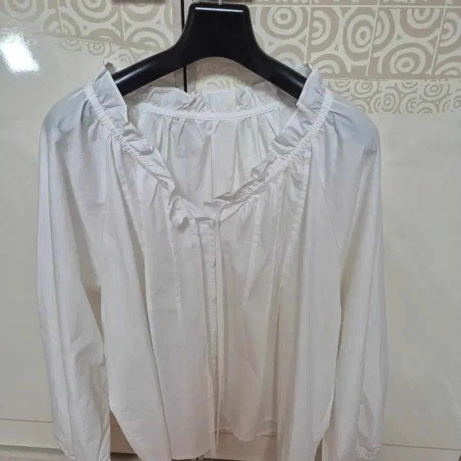 새상품 프릴 블라우스 화이트 긴팔 신상