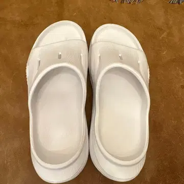 호카 오네오네 리커버리 샌들 화이트
