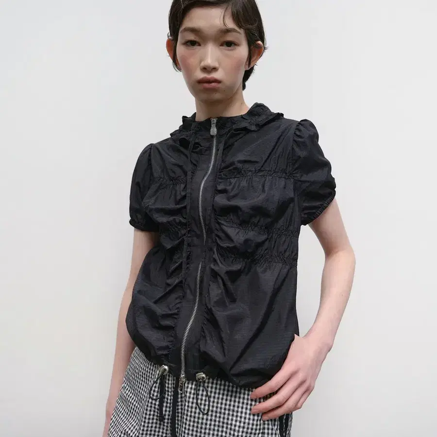 타입서비스 Ruffled Shirring Windbreaker 러플 셔링 윈드브레이커 바람막이 블랙 검정 반팔 반소매 집업 티셔츠
