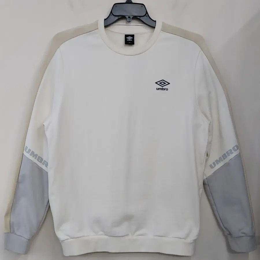 엄브로 105/XL 맨투맨. BG. A.