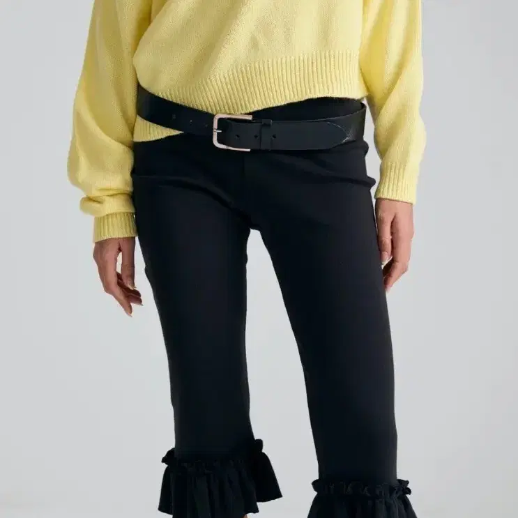 태국 방콕 기반 브랜드 IMNOTAMORNINGPERSON의 RUFFLE POINTELL CAPRI PANTS입니다.