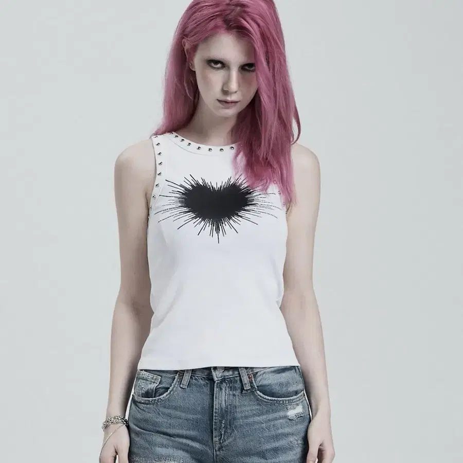 일리오 WHITE HEART STUD SLEEVELESS 슬리브리스 탑