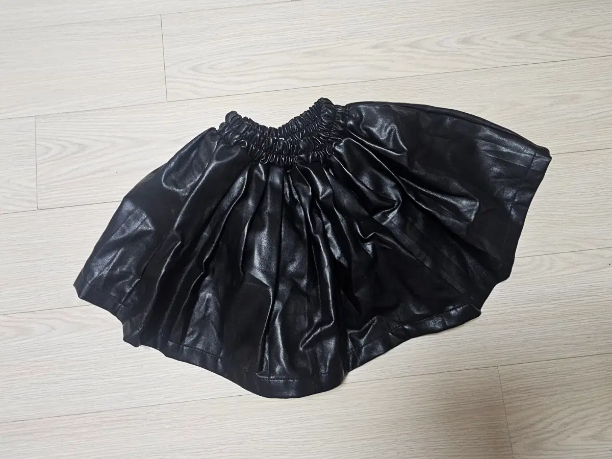 여아 블랙 인조 가죽 플레어 스커트