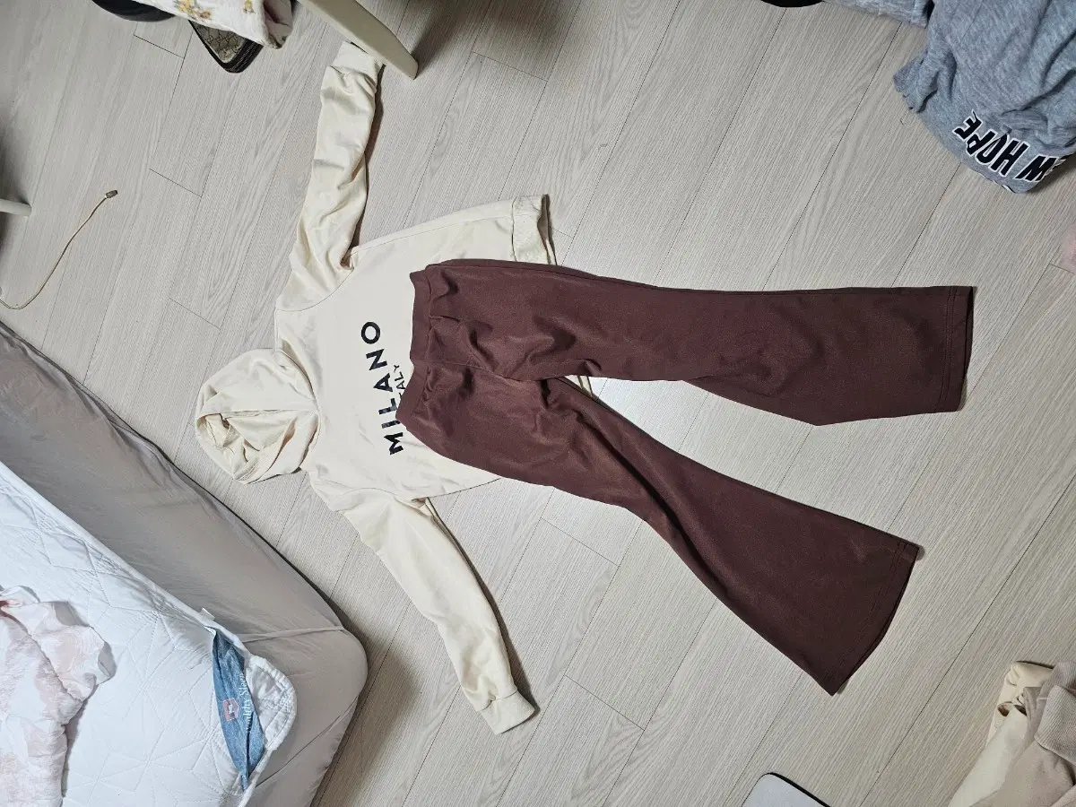 밀라노 프린팅 크롭 후드티 브라운 부츠컷 팬츠 세트