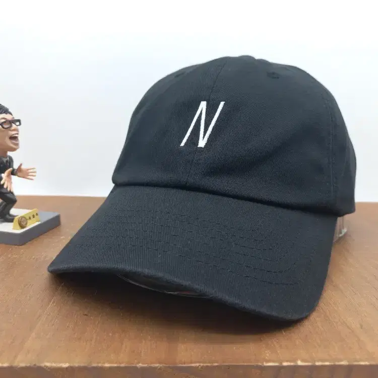 뉴발란스 에센셜 리니어 로고 자수 야구 모자 릴렉스핏 볼캡 블랙