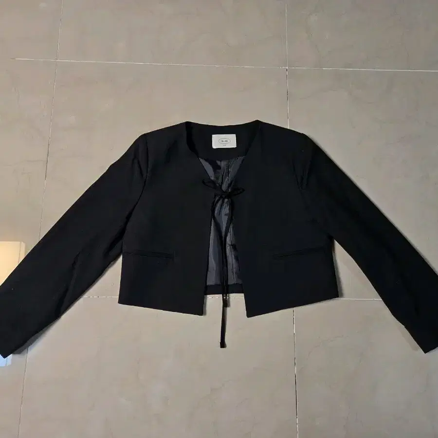 블랙 노카라 크롭 자켓