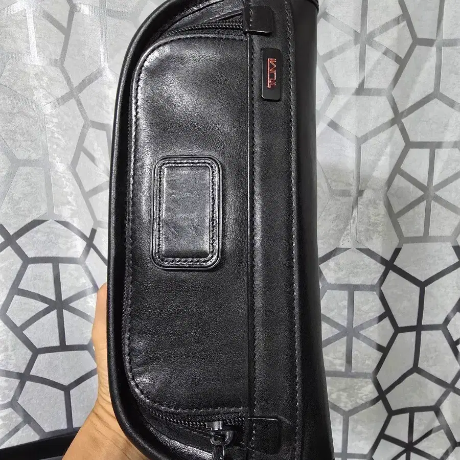 투미(TUMI) 92195DH 클래식 알파 가죽 파우치 판매합니다