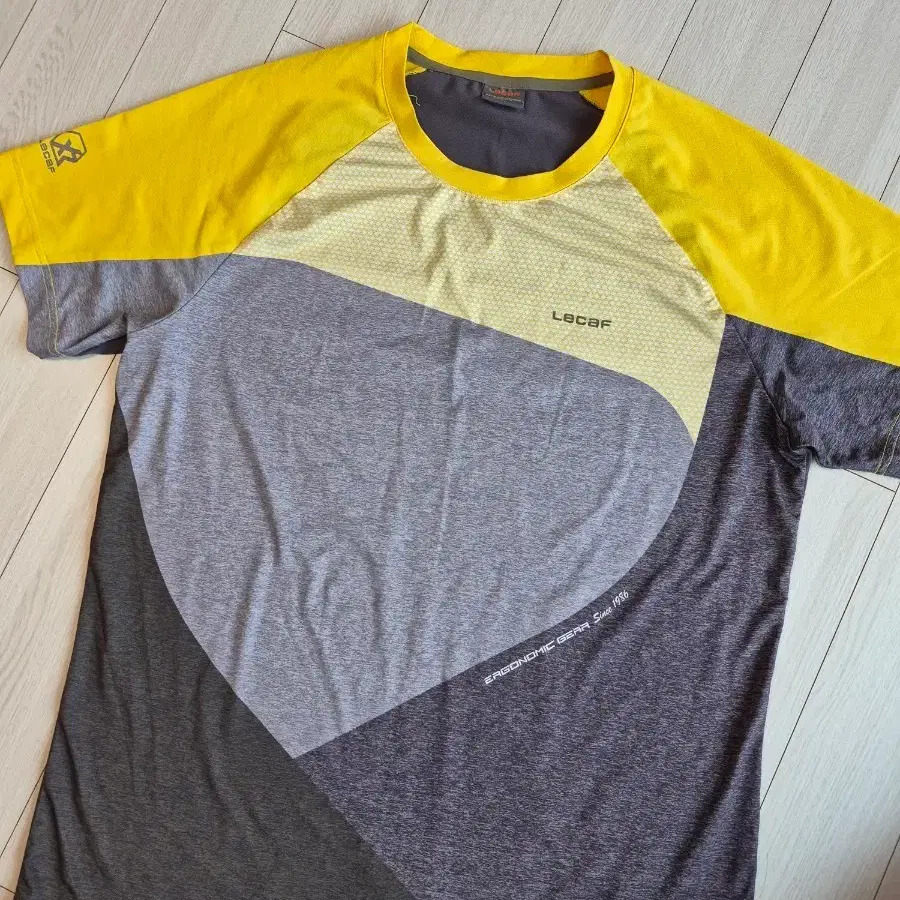 새상품급) 르까프 남성 베이직 기능성 라운드넥 반팔티 사이즈100L시원한 메쉬소재의 원단을 사용흡습속건의 기능성 홑 겹 라운드 티셔츠중고라 어느정도 사용감은 이해하나 하