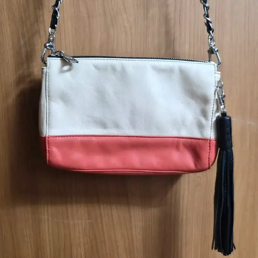 DKNY 투톤 체인 숄더백