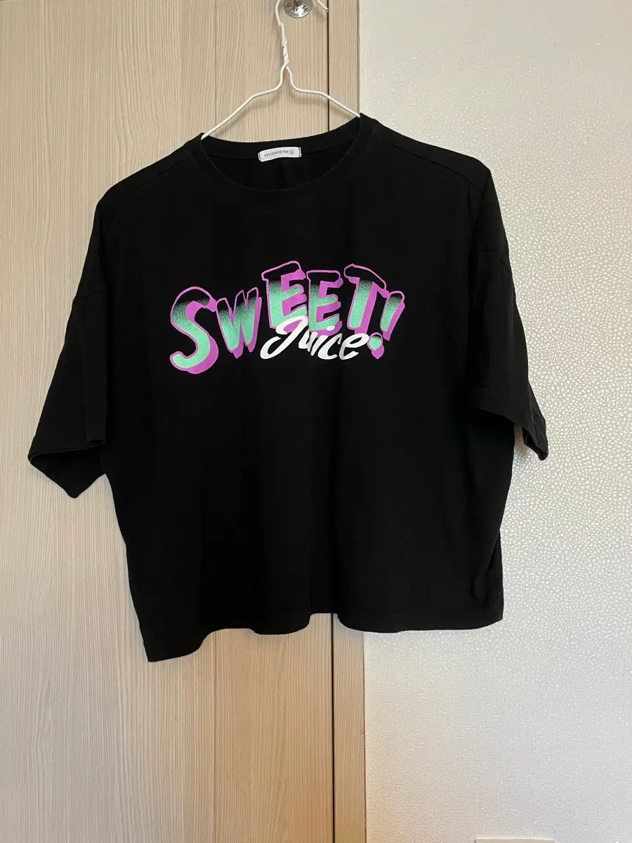 130 블랙 반팔티 SWEET JUICE 크롭 프린팅 (KT4)
