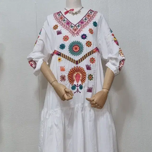 화이트 자수 원피스
